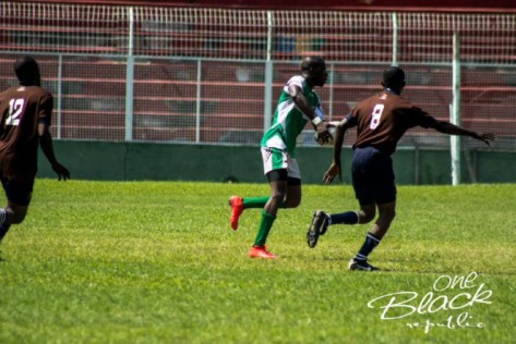 Azeez Ladipo of Cowrie RFC passing the ball