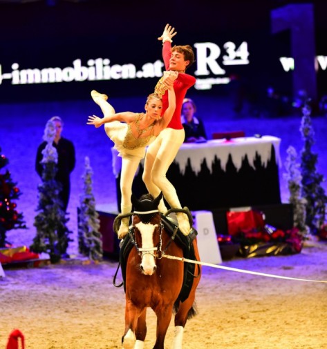 Italy’s Erika di Lupacchini and Lorenzo Forti were a picture of elegance when winning the Pas-de-Deux at today’s third leg of the FEI World Cup™ Vaulting 2015/2016 series in Salzburg, Austria. (FEI/Impressions..Daniel Kaiser)