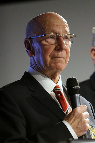 Sir Bobby Charlton Attribution: Foto: Michael Lucan,  https://creativecommons.org/licenses/by-sa/3.0/de/legalcode